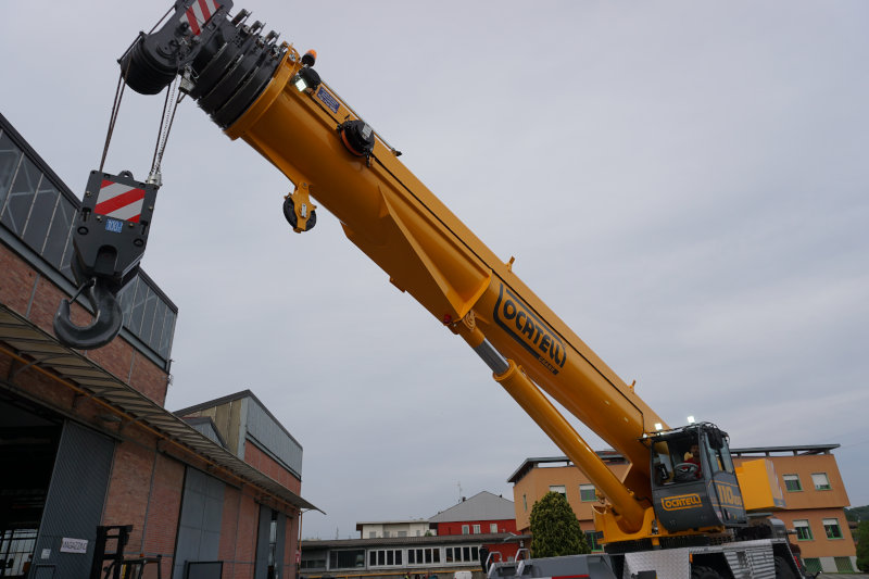 Mobile Crane GRIL in action with VEROPOWER 8 steel wire rope